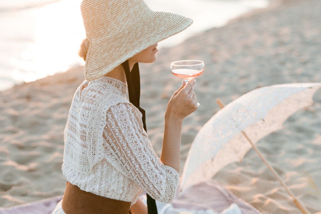 Narzutka boho – ponadczasowy element wakacyjnej mody